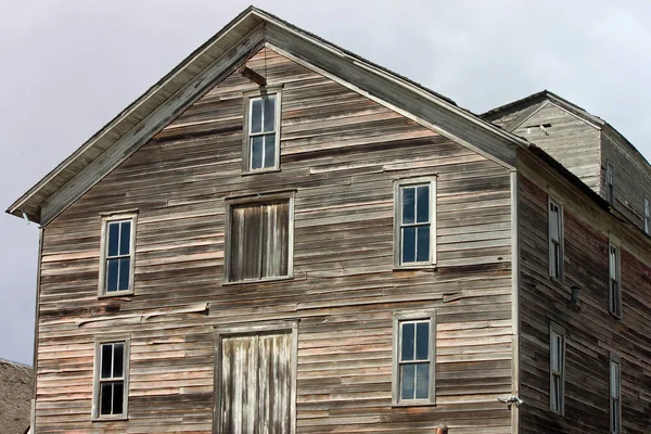 Bâtiment abandonné dans le pays par les intempéries — Photo