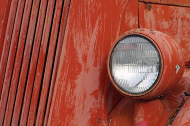 Bir far ile kırmızı Vintage itfaiye kamyonu yıpranmış ızgara