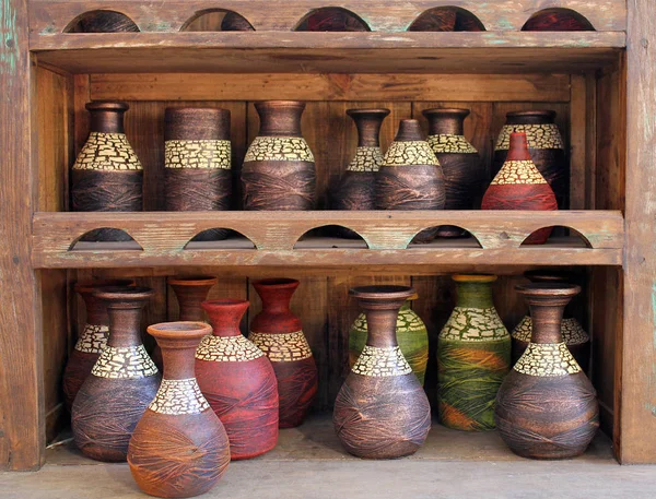 Vasi di legno colorati in una vetrina di legno — Foto Stock