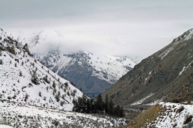 Kar kaplı dağ geçidi bakan granit zirveleri