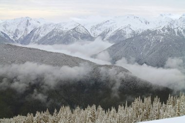Kar ötesinde karla kaplı dağlar tepeler kaplı