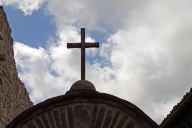 Cross bir Ispanyol misyonu atop 