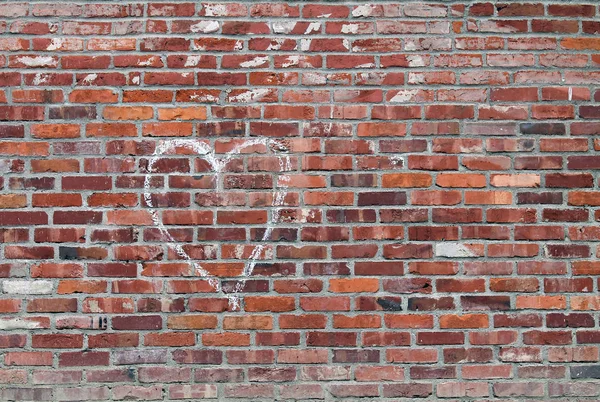 Corazón de tiza blanca en una pared de ladrillo rojo — Foto de Stock