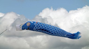 Mavi balık bulutlu bir gökyüzü uçan uçurtma