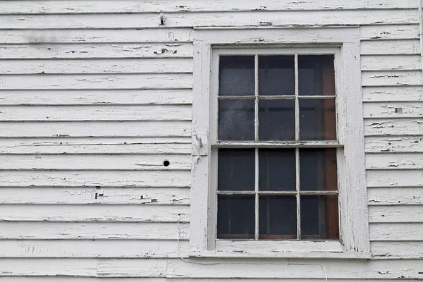 Gros plan d'une fenêtre dans une vieille maison — Photo