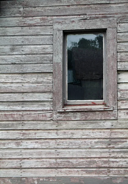 오래 된 나무 오두막에 창의 스톡 사진