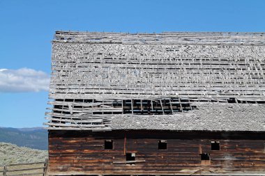 Sagebrush ülkede harap çatılı rustik ahır