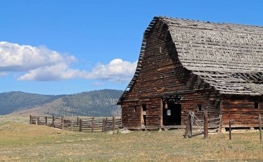 Sagebrush ülkede harap çatılı rustik ahır