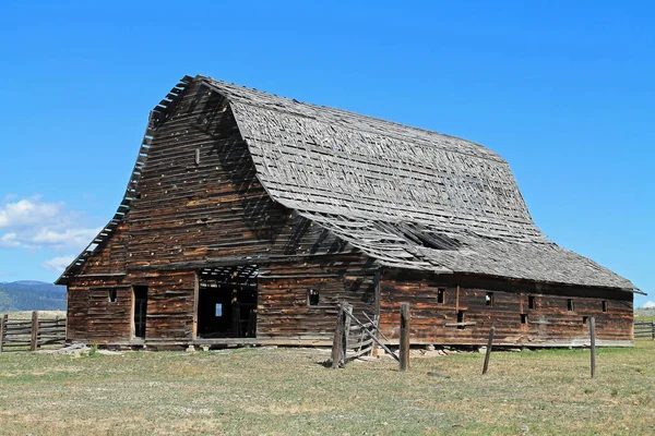 Grange rustique avec toit dilaté dans le pays des armoises — Photo