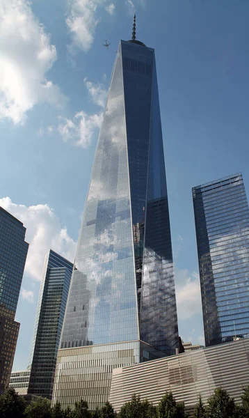 Torre da Liberdade com Jet Flying By — Fotografia de Stock