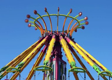 Bir karnaval yolculuk üstüne ışıklı ekran