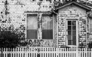 Eski moda ev deniz kenarı beyaz yıpranmış