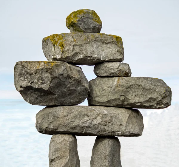 Inuksuk - Una escultura de piedra en forma de persona - a lo largo de la — Foto de Stock