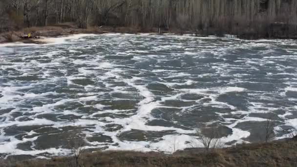 Dam dumpt water op de rivier. — Stockvideo