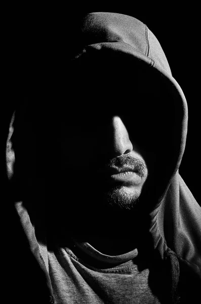 Gölgelerde kukuletalı bir adam portresi