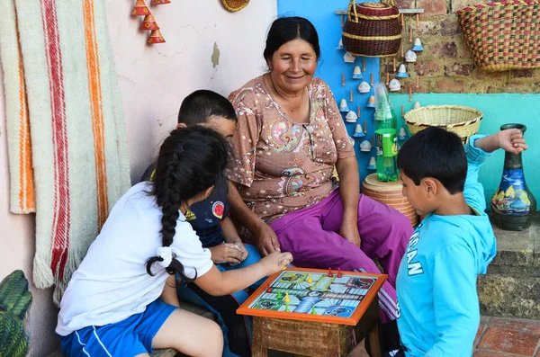 Mütevazi aile içinde Raquira