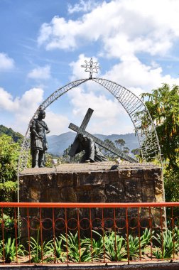 İsa'nın heykel haç ile