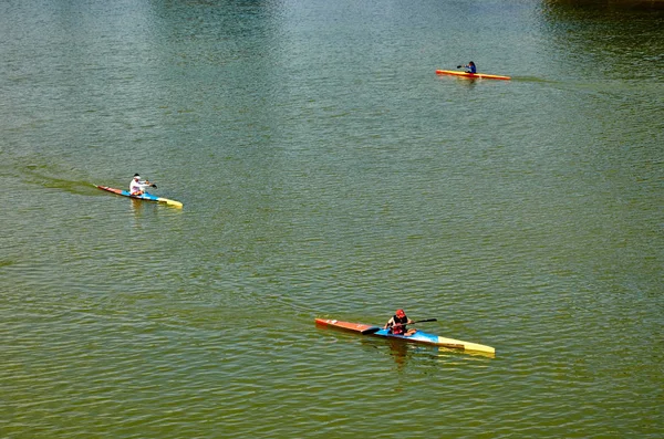 Personer som kajakpaddling på sjön i parken Simon Bolivar — Stockfoto