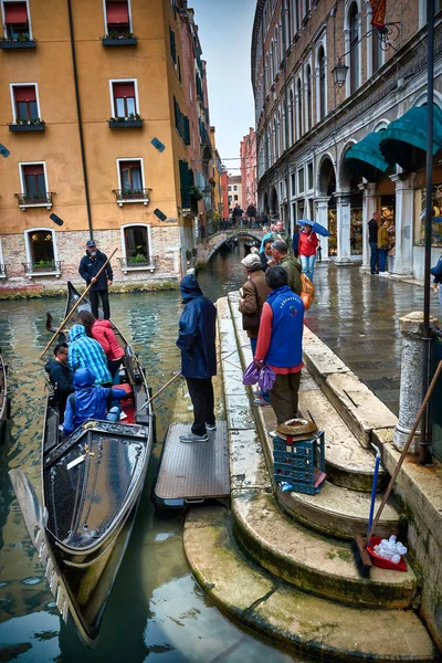 Туристів у гондолі у Венеції — стокове фото