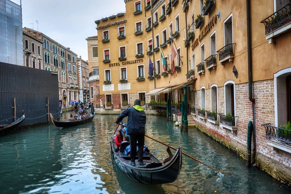 A velencei építészet és a gondola túrák — Stock Fotó