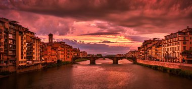 Gün batımında Ponte Vecchio Saint Trinity Köprüsü