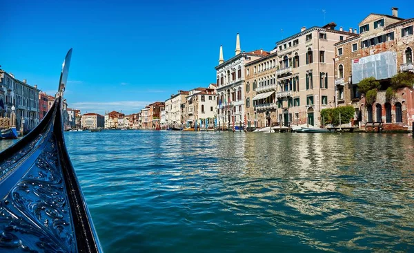 Buildings and boats at the Grand Canal in Venice — Stock Photo, Image