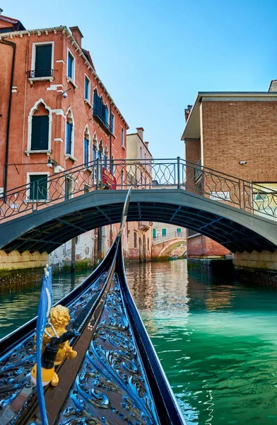 Passeio de gôndola nos canais de Veneza — Fotografia de Stock