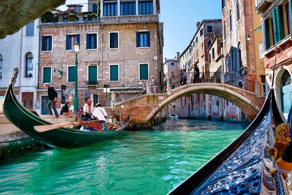 Passeio de gôndola nos canais de Veneza — Fotografia de Stock