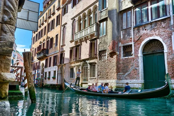 Gondola ride a csatornák a Velence — Stock Fotó