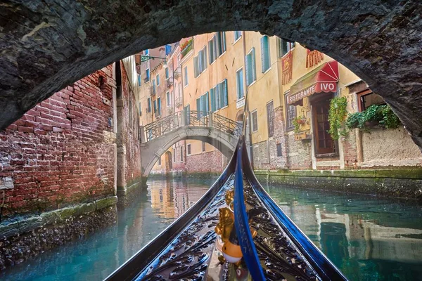 Gondola ride a csatornák a Velence — Stock Fotó