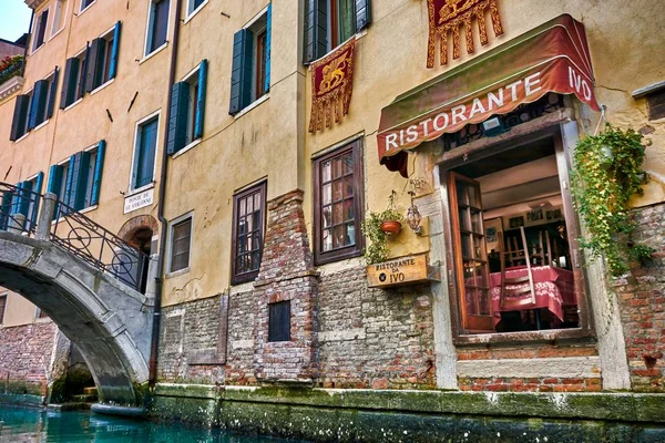 Balade en gondole sur les canaux de Venise — Photo