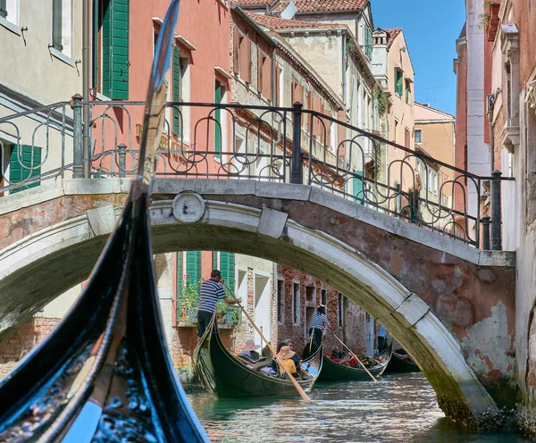 Przejażdżkę gondolą na kanały w Wenecji — Zdjęcie stockowe