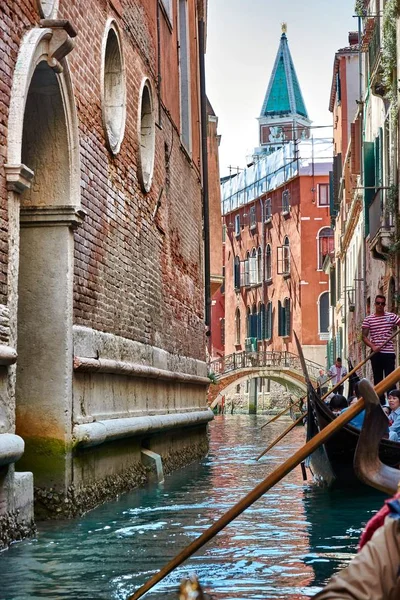 Gondel ritje op de grachten van Venetië — Stockfoto