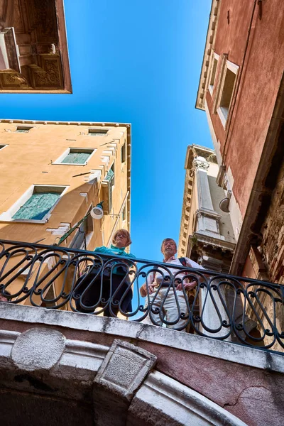 Gondola ride on the canals of Venice — Stock Photo, Image