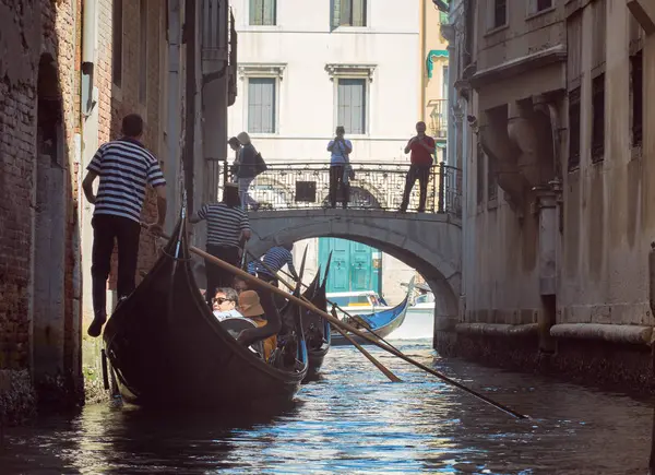 Gondola ride a csatornák a Velence — Stock Fotó