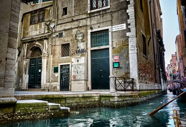 Przejażdżkę gondolą na kanały w Wenecji — Zdjęcie stockowe