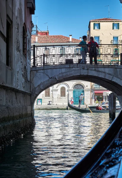 Gondola ride a csatornák a Velence — Stock Fotó