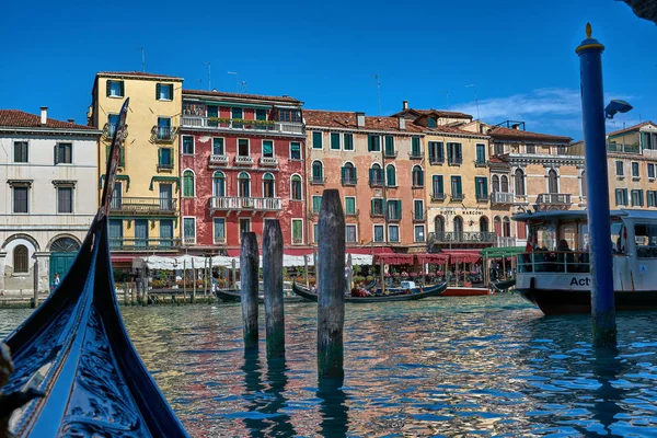 Gondola ride at the Grand Canal in Venice — Stock Photo, Image