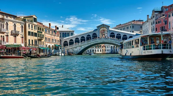 Rialto Bridge at the Grand Canal in Venice — Stock Photo, Image