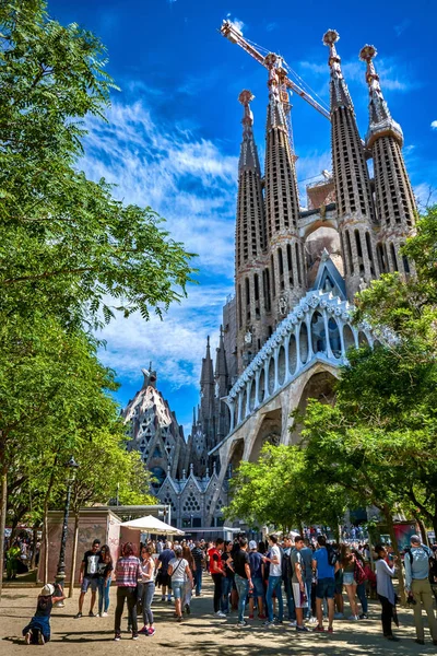 Sagrada Familia Meydanı ve Tapınak