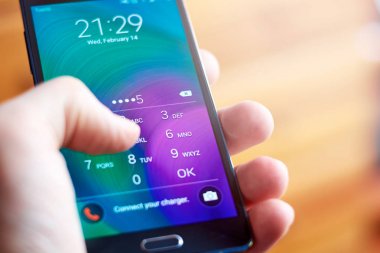 Cep telefonu güvenlik PIN girme kişi