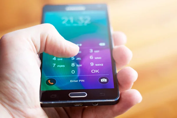 Cep telefonu güvenlik PIN girme kişi