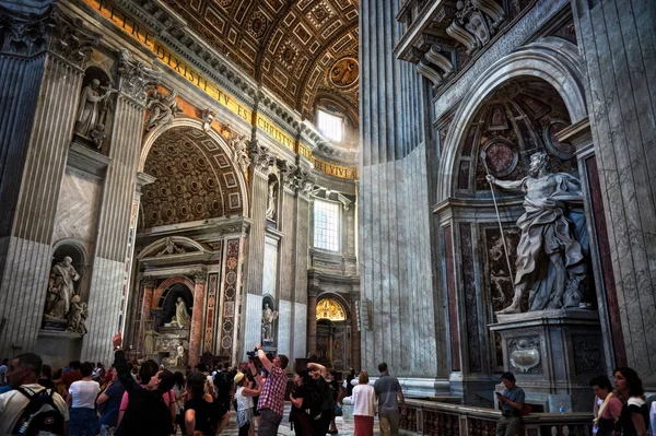 A belső tér, a Szent Péter-bazilika — Stock Fotó