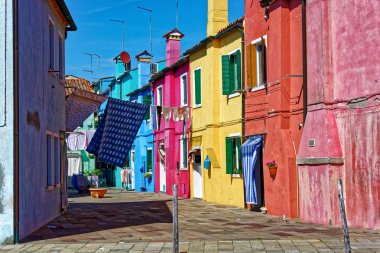 Renkli mimarisi ve Burano giysilerle asılı