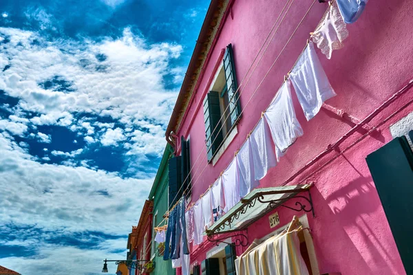 Colorida fachada con lavadero en Burano — Foto de Stock
