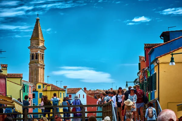 Burano yaslanmış çan kulesinde
