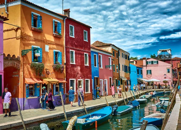 Beautiful decorated buildings and boats in Burano — Stock Photo, Image