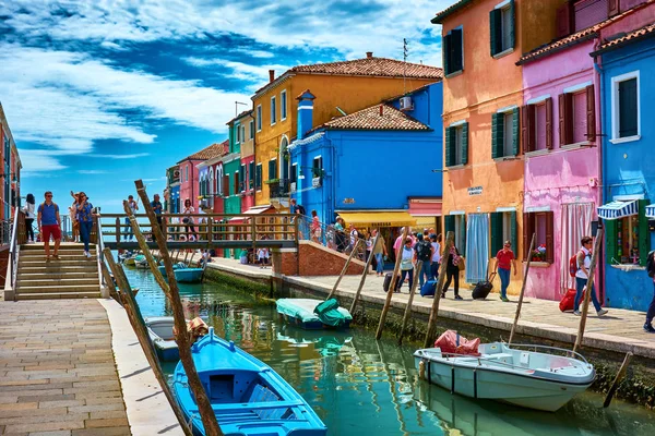 Beautiful decorated buildings and boats in Burano — Stock Photo, Image