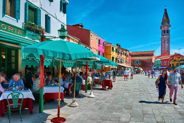 Yaslanmış çan kulesinin yanında yemek yiyebileceğiniz yerler