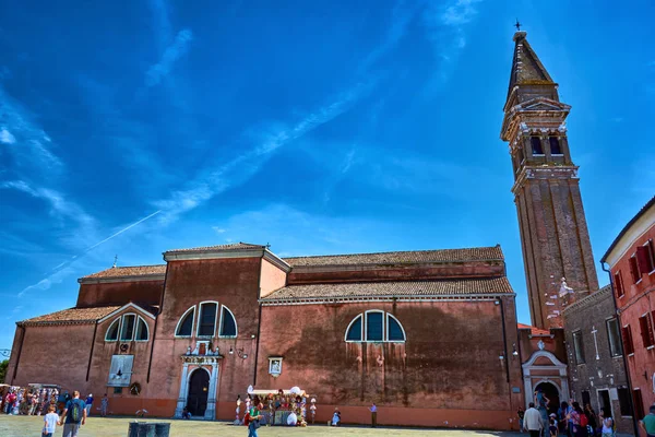 Burano yaslanmış çan kulesinde